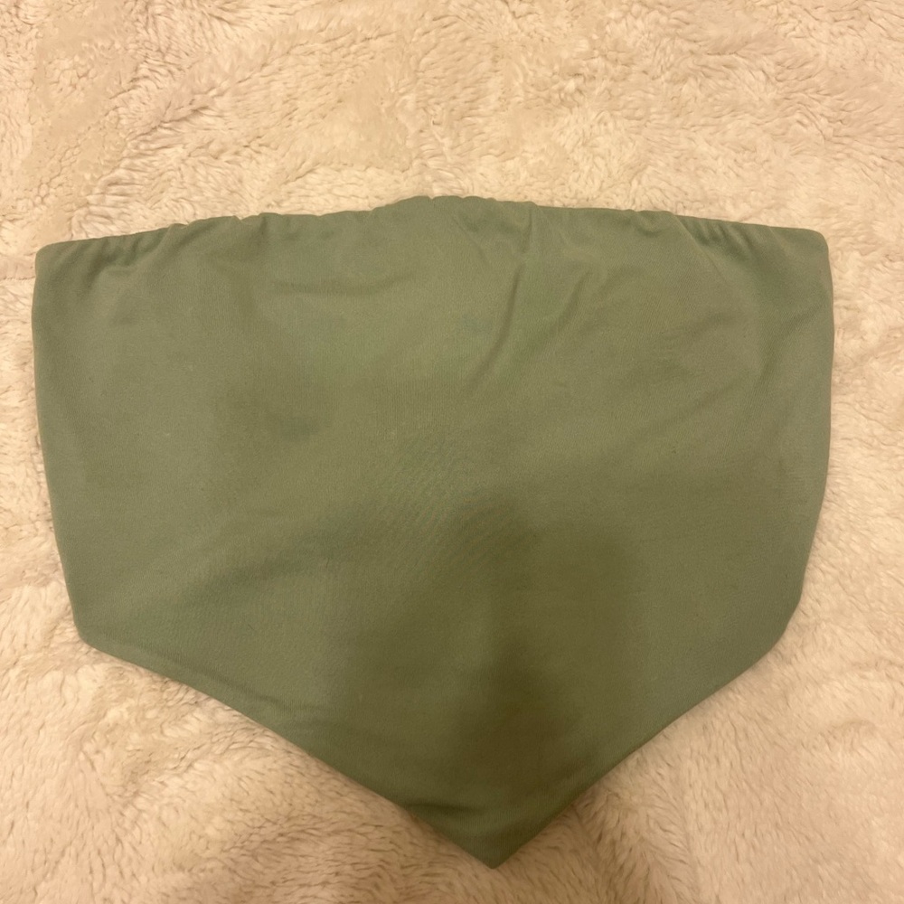 Triangular sleeveless crop top